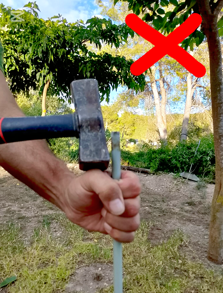 cubre manos para clavar piquetas de cercados eléctricos