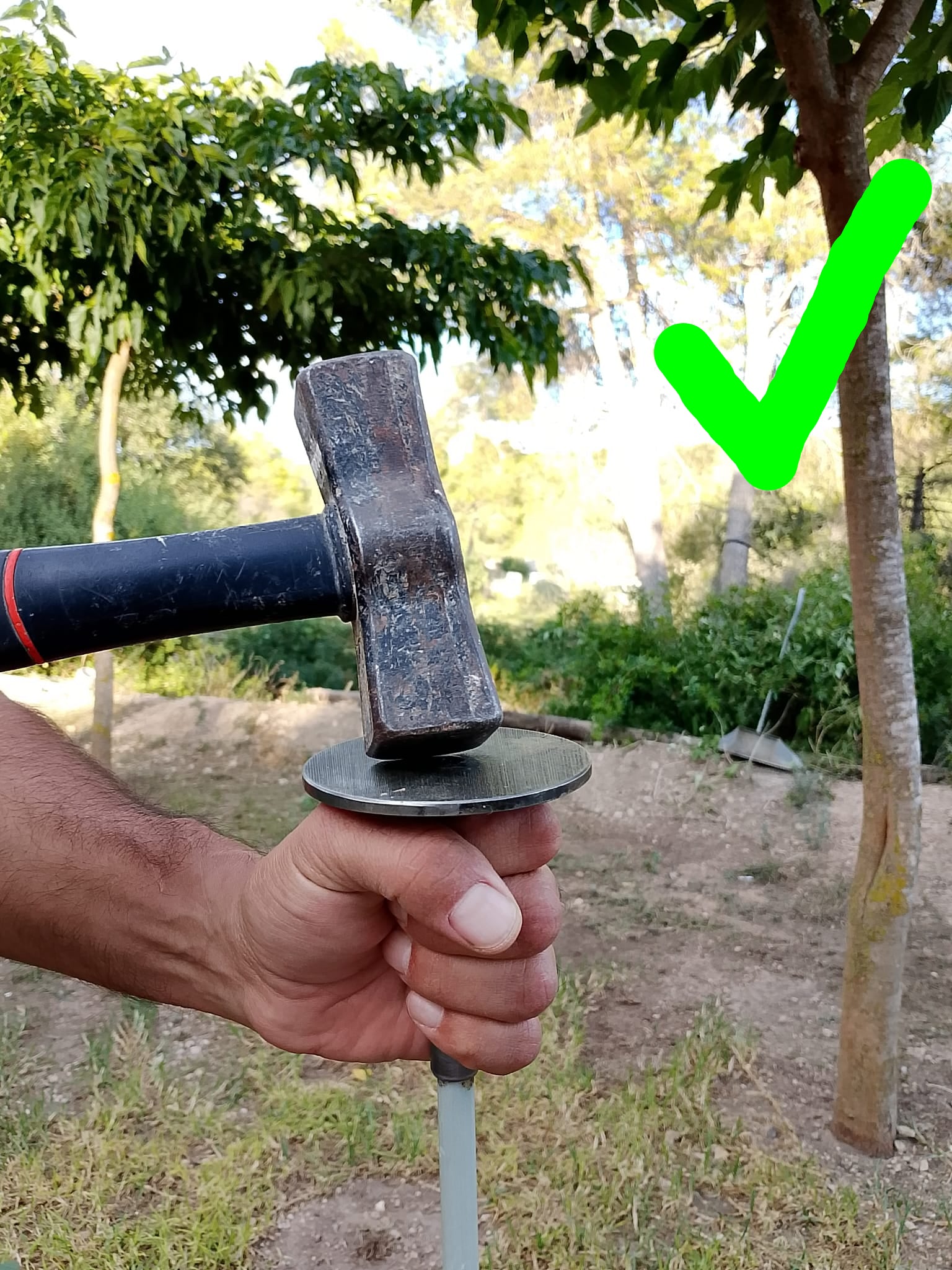 cubre manos para clavar piquetas de cercados eléctricos