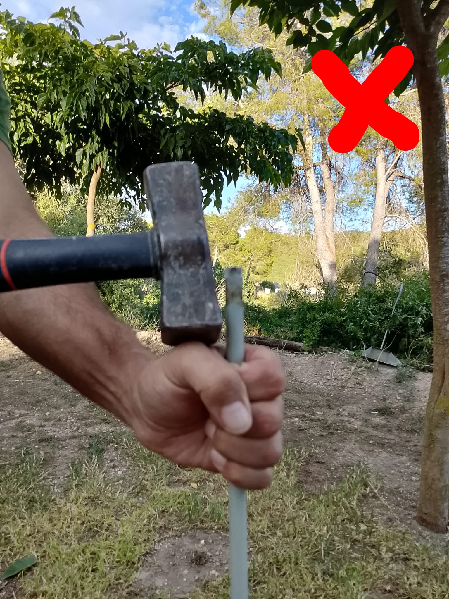 cubre manos para clavar piquetas de cercados electricos